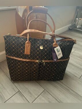 Gloria Vanderbilt large logo travel bag